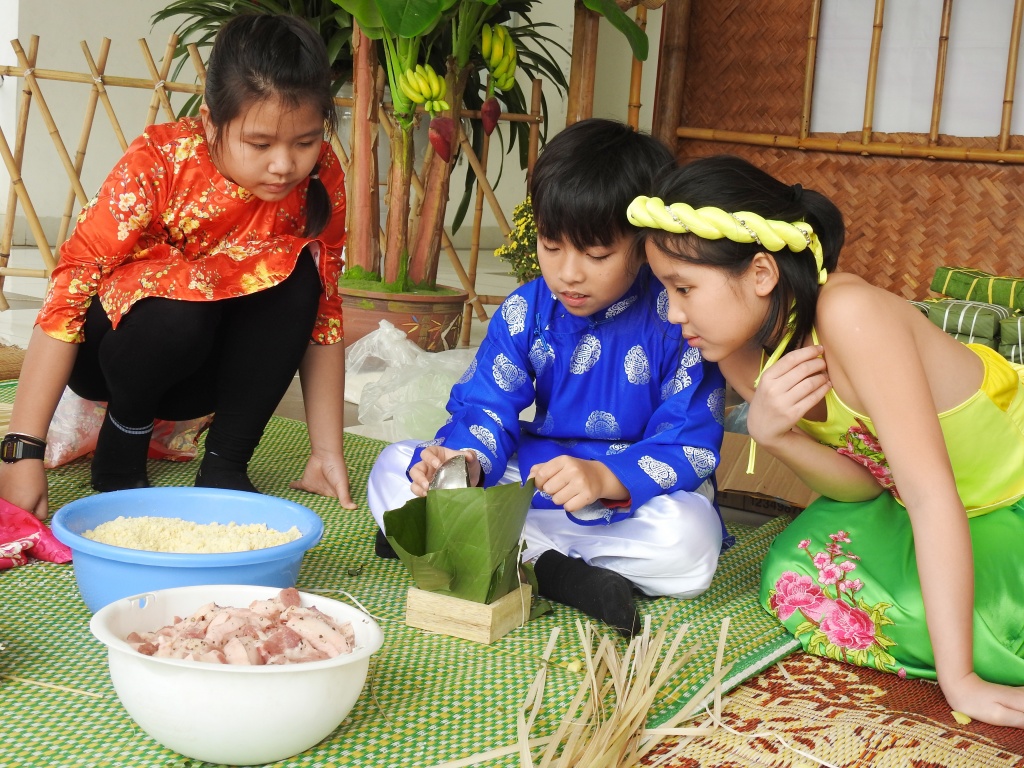 Trẻ tiểu học thích thú khi được gói bánh chưng, làm người bán hàng ở 'chợ quê ngày Tết' tre tieu hoc thich thu khi duoc goi banh chung lam nguoi ban hang o cho que ngay tet