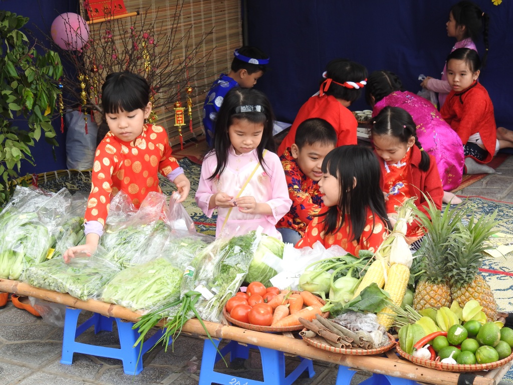 Trẻ tiểu học thích thú khi được gói bánh chưng, làm người bán hàng ở 'chợ quê ngày Tết' tre tieu hoc thich thu khi duoc goi banh chung lam nguoi ban hang o cho que ngay tet