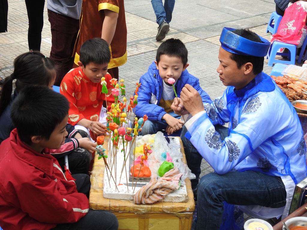 tre tieu hoc thich thu khi duoc goi banh chung lam nguoi ban hang o cho que ngay tet