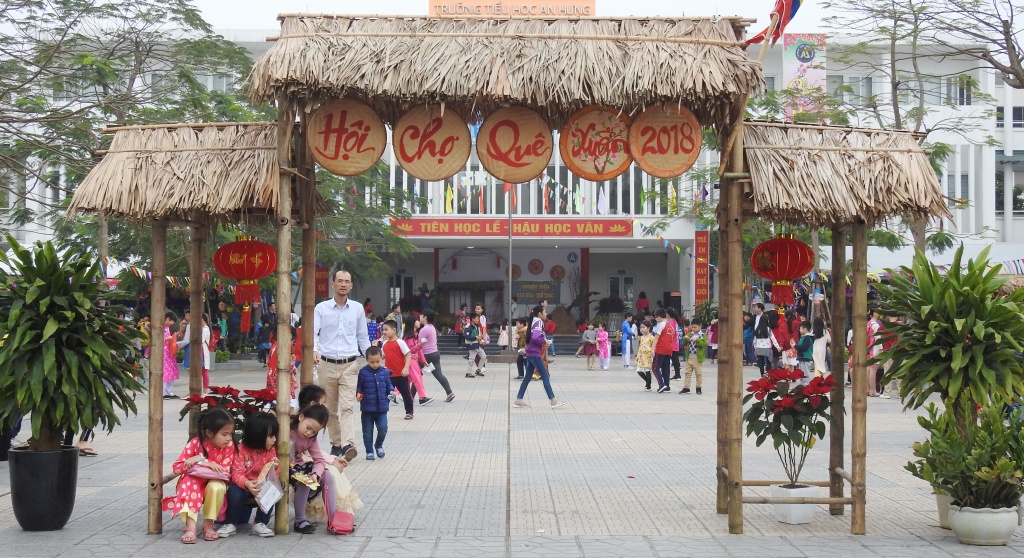 Trẻ tiểu học thích thú khi được gói bánh chưng, làm người bán hàng ở 'chợ quê ngày Tết' tre tieu hoc thich thu khi duoc goi banh chung lam nguoi ban hang o cho que ngay tet