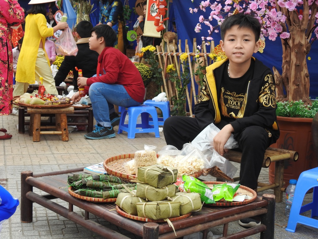 Trẻ tiểu học thích thú khi được gói bánh chưng, làm người bán hàng ở 'chợ quê ngày Tết' tre tieu hoc thich thu khi duoc goi banh chung lam nguoi ban hang o cho que ngay tet