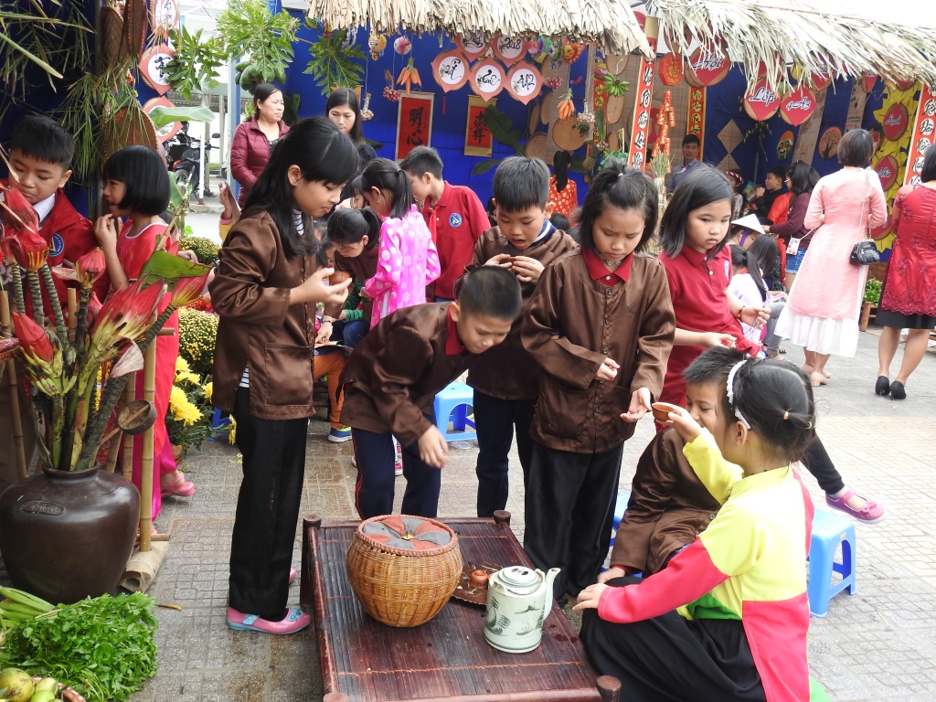 Trẻ tiểu học thích thú khi được gói bánh chưng, làm người bán hàng ở 'chợ quê ngày Tết' tre tieu hoc thich thu khi duoc goi banh chung lam nguoi ban hang o cho que ngay tet