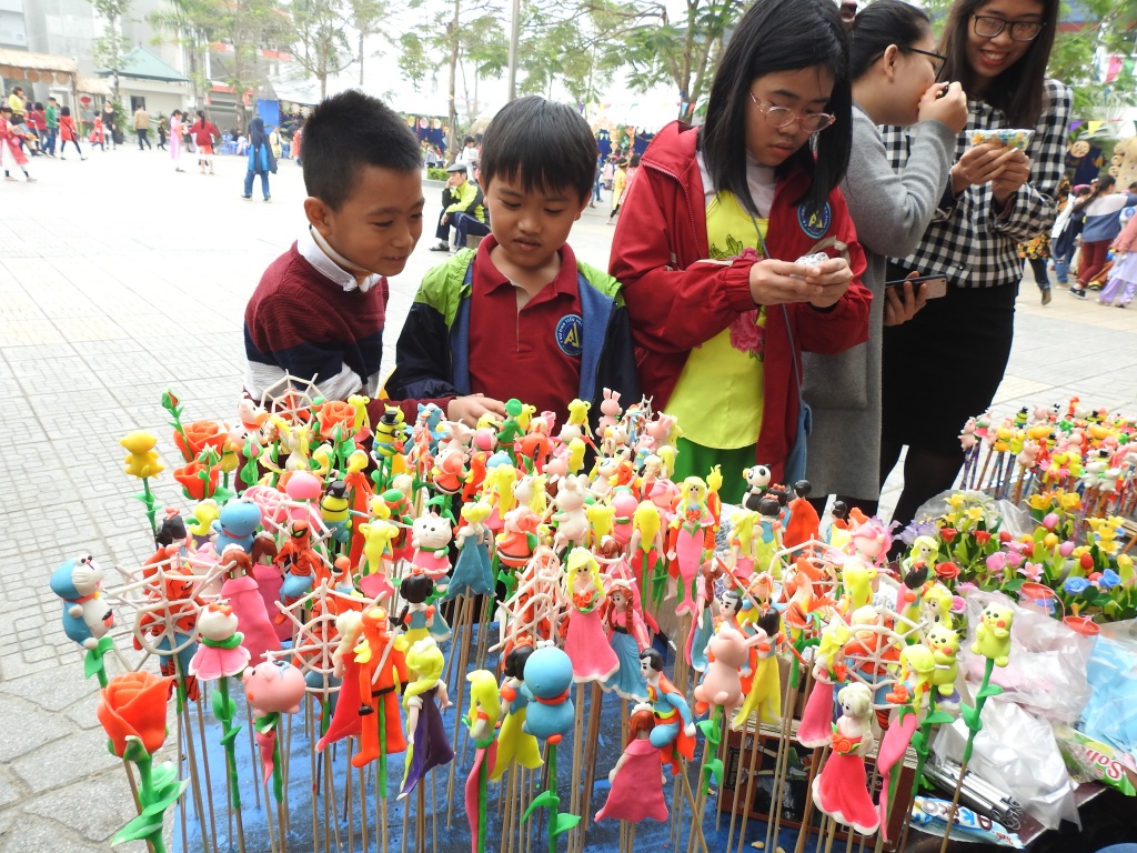 Trẻ tiểu học thích thú khi được gói bánh chưng, làm người bán hàng ở 'chợ quê ngày Tết' tre tieu hoc thich thu khi duoc goi banh chung lam nguoi ban hang o cho que ngay tet