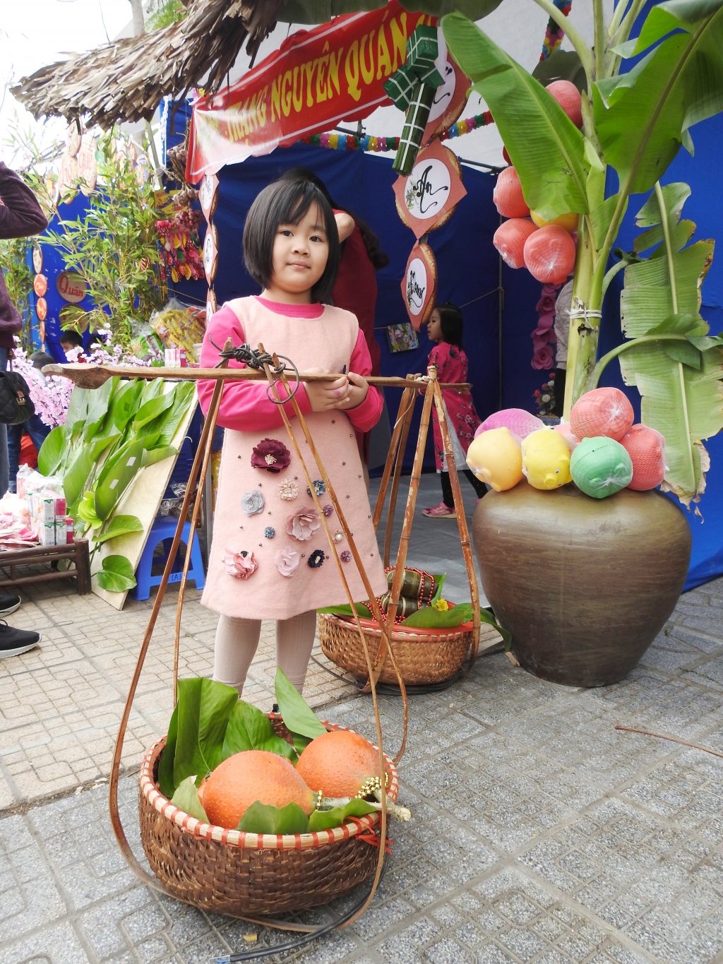 Trẻ tiểu học thích thú khi được gói bánh chưng, làm người bán hàng ở 'chợ quê ngày Tết' tre tieu hoc thich thu khi duoc goi banh chung lam nguoi ban hang o cho que ngay tet