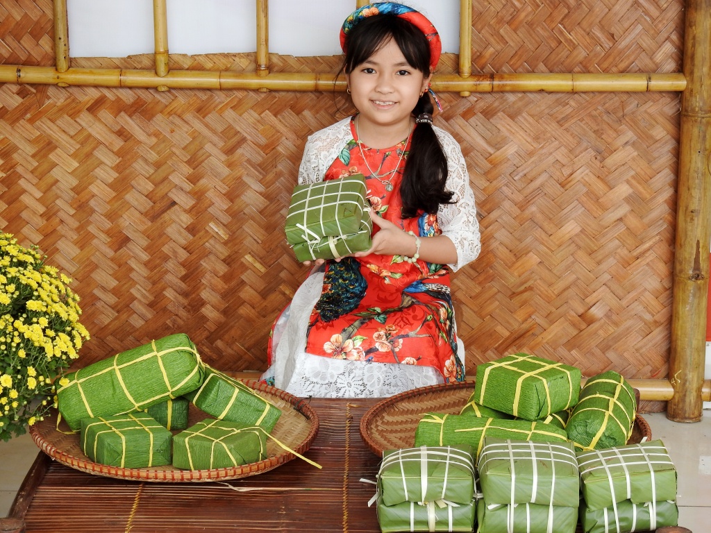Trẻ tiểu học thích thú khi được gói bánh chưng, làm người bán hàng ở 'chợ quê ngày Tết' tre tieu hoc thich thu khi duoc goi banh chung lam nguoi ban hang o cho que ngay tet