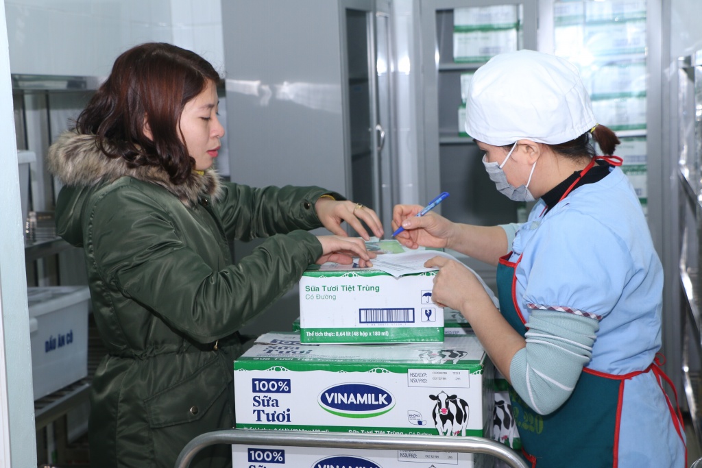 Phụ huynh lo con bị lạnh khi uống sữa học đường vào ngày trời rét đậm phu huynh lo con bi lanh khi uong sua hoc duong vao ngay troi ret dam