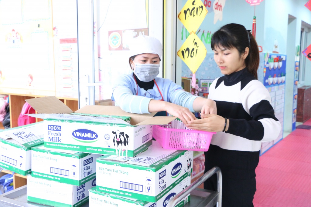 Phụ huynh lo con bị lạnh khi uống sữa học đường vào ngày trời rét đậm phu huynh lo con bi lanh khi uong sua hoc duong vao ngay troi ret dam