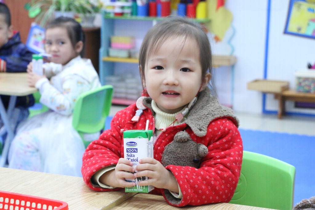 Phụ huynh lo con bị lạnh khi uống sữa học đường vào ngày trời rét đậm phu huynh lo con bi lanh khi uong sua hoc duong vao ngay troi ret dam