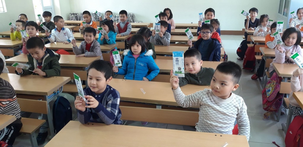 Phụ huynh lo con bị lạnh khi uống sữa học đường vào ngày trời rét đậm phu huynh lo con bi lanh khi uong sua hoc duong vao ngay troi ret dam