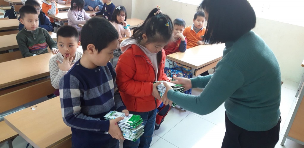 Phụ huynh lo con bị lạnh khi uống sữa học đường vào ngày trời rét đậm phu huynh lo con bi lanh khi uong sua hoc duong vao ngay troi ret dam