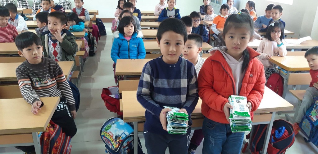 Phụ huynh lo con bị lạnh khi uống sữa học đường vào ngày trời rét đậm phu huynh lo con bi lanh khi uong sua hoc duong vao ngay troi ret dam