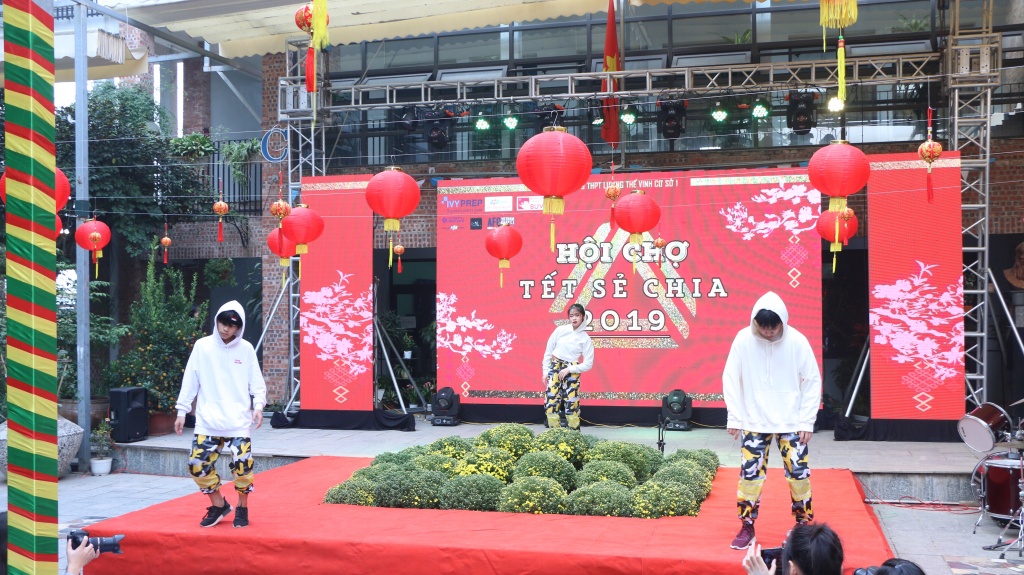 ca si hoa minzy quay cung hoc sinh truong luong the vinh tai dem hoi tet se chia