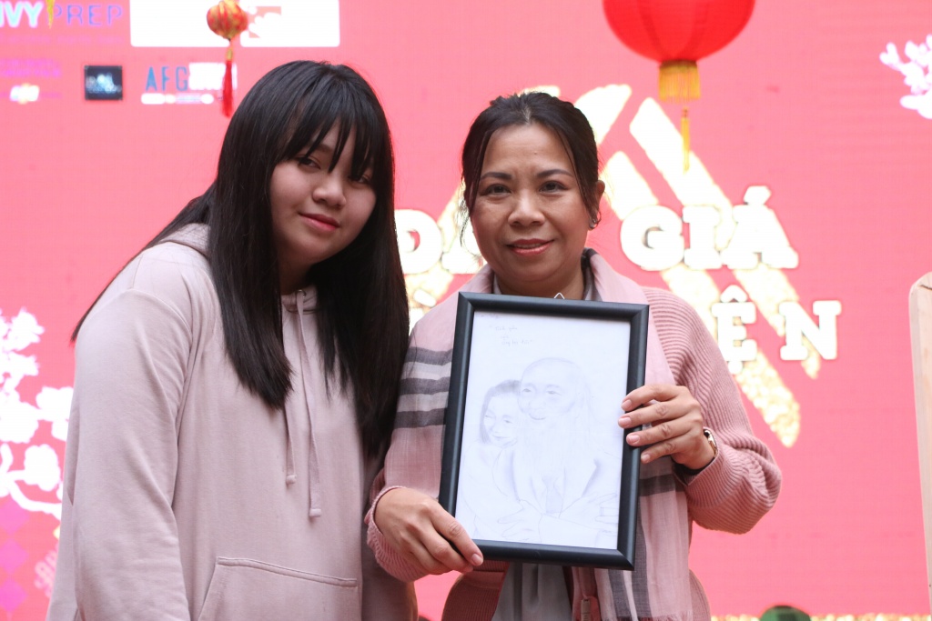 ca si hoa minzy quay cung hoc sinh truong luong the vinh tai dem hoi tet se chia