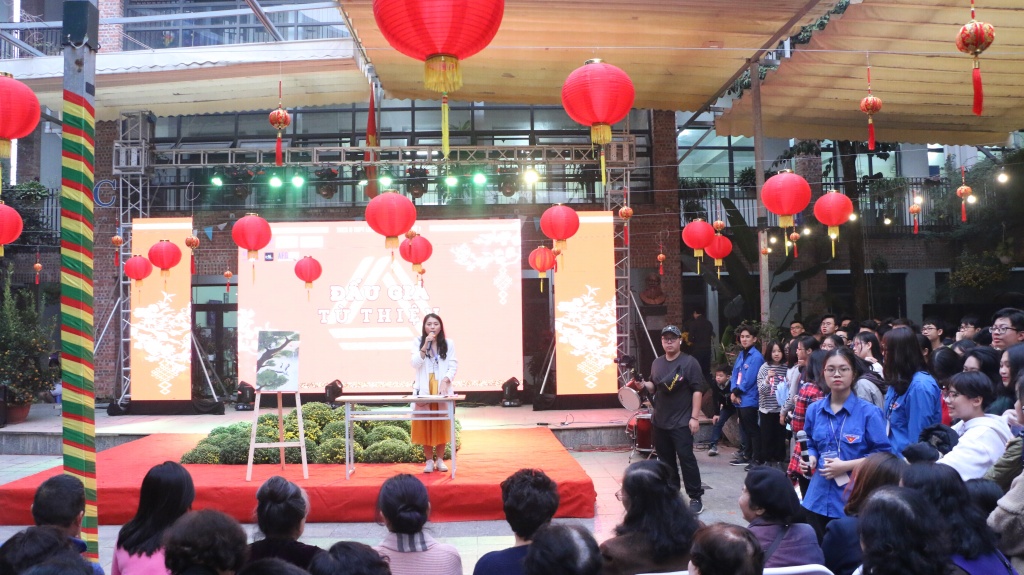 ca si hoa minzy quay cung hoc sinh truong luong the vinh tai dem hoi tet se chia