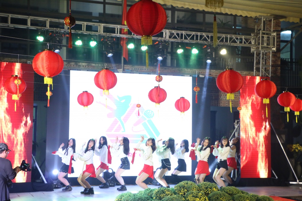 ca si hoa minzy quay cung hoc sinh truong luong the vinh tai dem hoi tet se chia