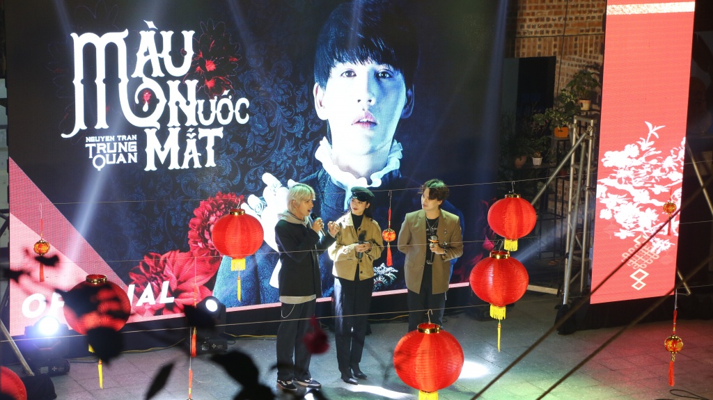 ca si hoa minzy quay cung hoc sinh truong luong the vinh tai dem hoi tet se chia