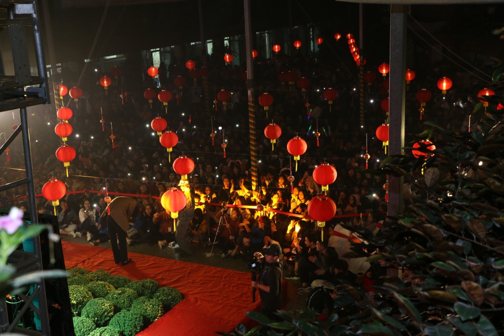 ca si hoa minzy quay cung hoc sinh truong luong the vinh tai dem hoi tet se chia