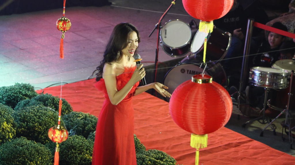 ca si hoa minzy quay cung hoc sinh truong luong the vinh tai dem hoi tet se chia