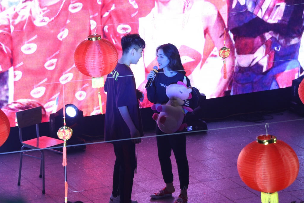 ca si hoa minzy quay cung hoc sinh truong luong the vinh tai dem hoi tet se chia