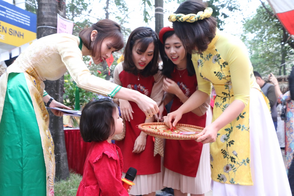 sinh vien quan tri kinh doanh toa sang tai cuoc thi hsb the face chao nam moi 2019