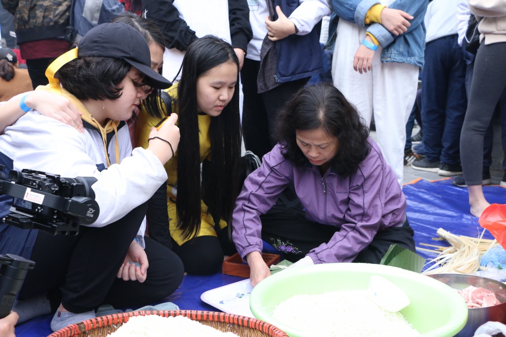 hon 2500 chiec banh chung duoc goi tai tet se chia 2019 cua hoc sinh truong luong the vinh