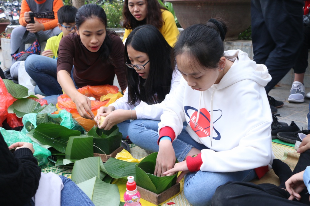 hon 2500 chiec banh chung duoc goi tai tet se chia 2019 cua hoc sinh truong luong the vinh