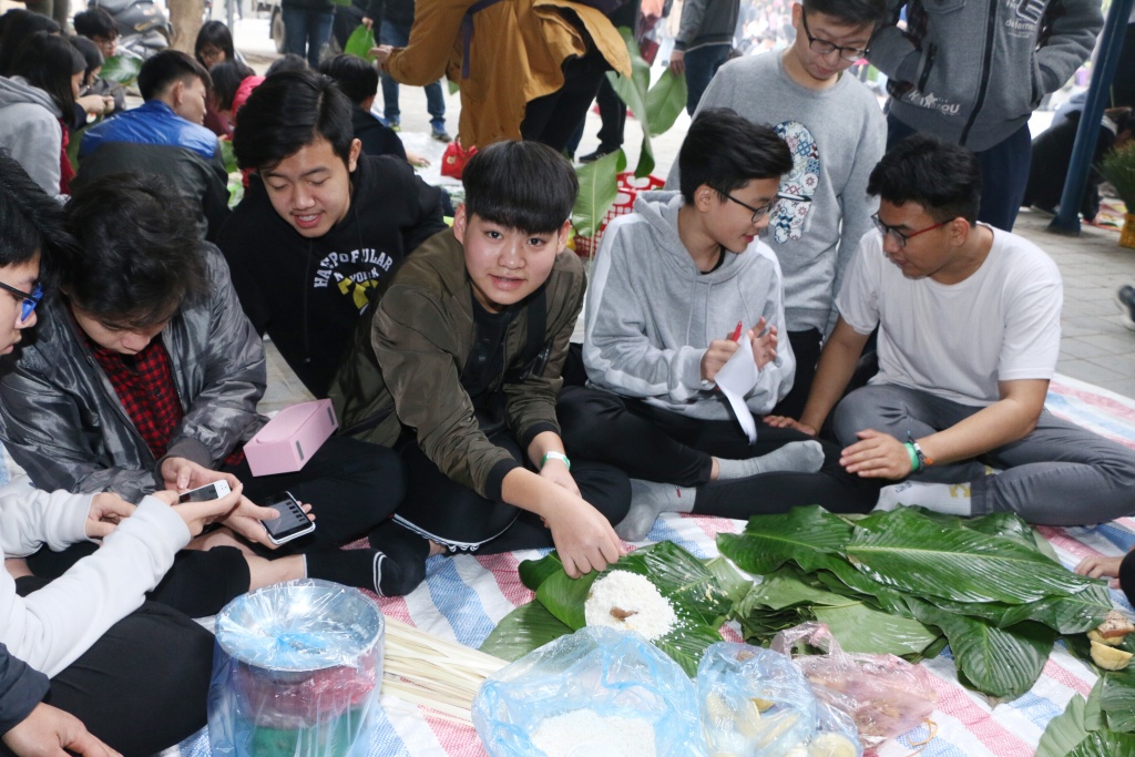 hon 2500 chiec banh chung duoc goi tai tet se chia 2019 cua hoc sinh truong luong the vinh