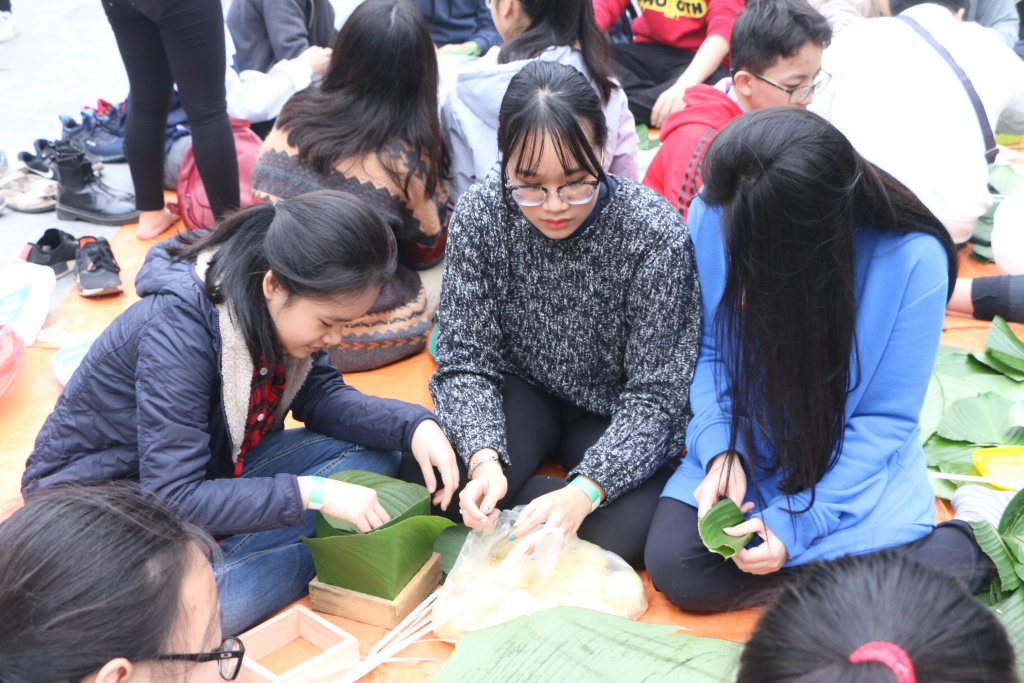 hon 2500 chiec banh chung duoc goi tai tet se chia 2019 cua hoc sinh truong luong the vinh