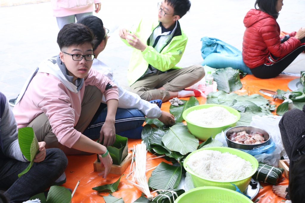 hon 2500 chiec banh chung duoc goi tai tet se chia 2019 cua hoc sinh truong luong the vinh