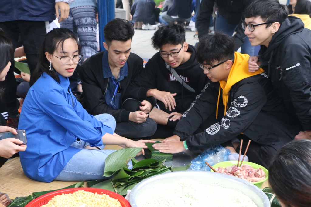 hon 2500 chiec banh chung duoc goi tai tet se chia 2019 cua hoc sinh truong luong the vinh