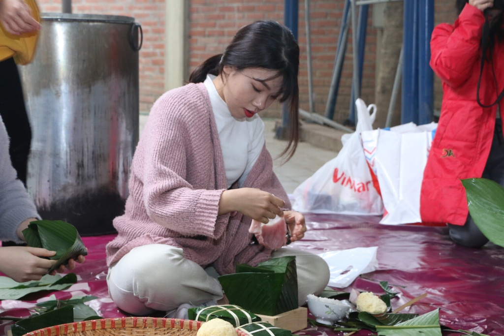 hon 2500 chiec banh chung duoc goi tai tet se chia 2019 cua hoc sinh truong luong the vinh