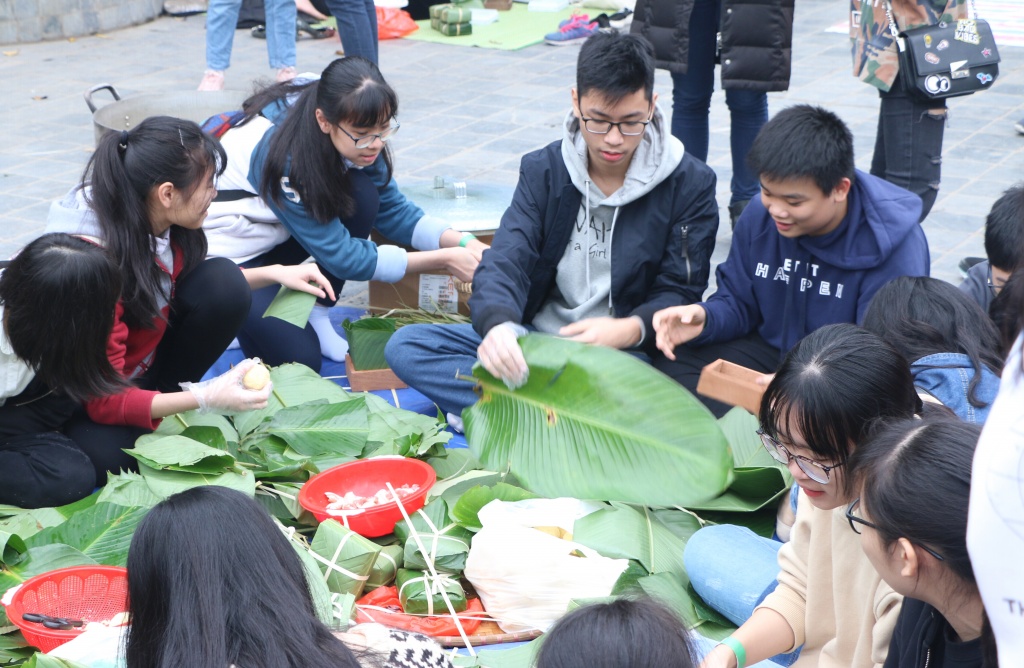 hon 2500 chiec banh chung duoc goi tai tet se chia 2019 cua hoc sinh truong luong the vinh