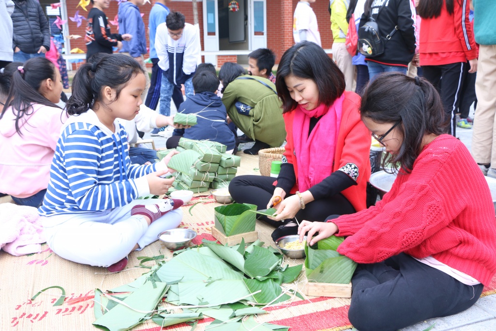 hang nghin hoc sinh ha noi tham gia goi banh chung lam tu thien dip tet nguyen dan 2019