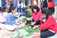 nguoi sai gon thuc dem nau banh chung khap cac con hem