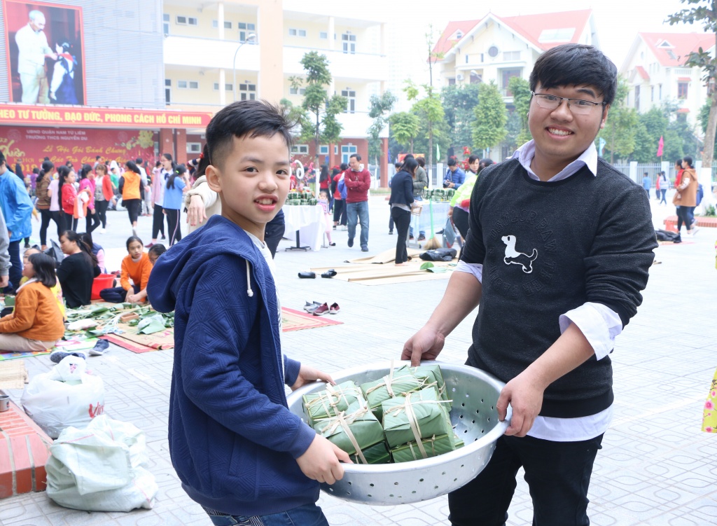 hang nghin hoc sinh ha noi tham gia goi banh chung lam tu thien dip tet nguyen dan 2019