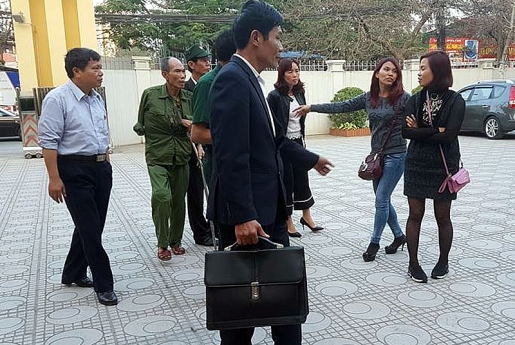 hai bo con danh lai xe ba gac khai gi tai co quan dieu tra