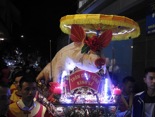 Cận cảnh những 'Ông lợn' nặng 200 kg tại lễ hội La Phù ngam nhung ong lon khung trong le hoi la phu nam 2017