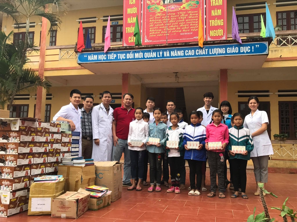 gap bac si tre co so thich lam thien nguyen vung cao chia se ca mo qua ca giao thua 30 tet
