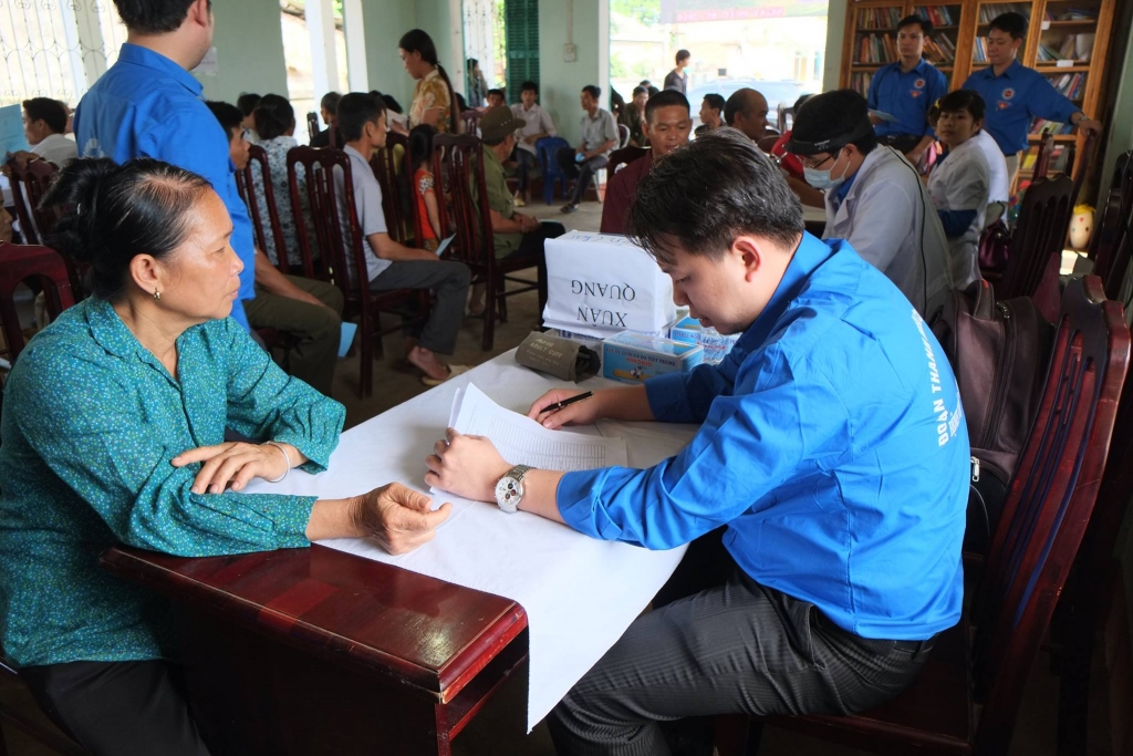 gap bac si tre co so thich lam thien nguyen vung cao chia se ca mo qua ca giao thua 30 tet