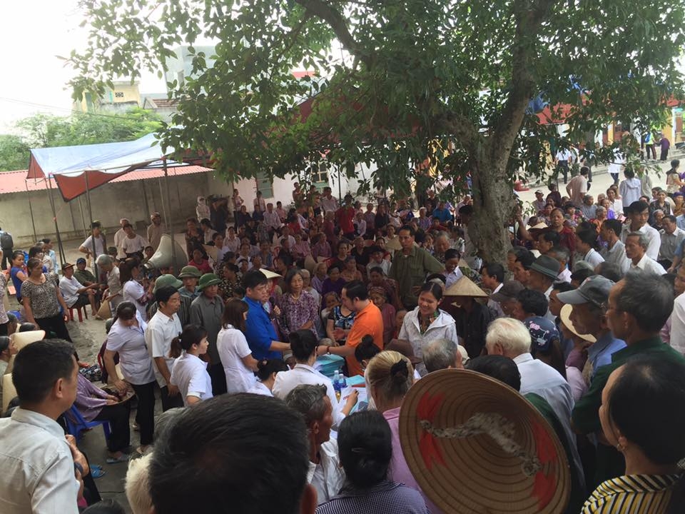 gap bac si tre co so thich lam thien nguyen vung cao chia se ca mo qua ca giao thua 30 tet