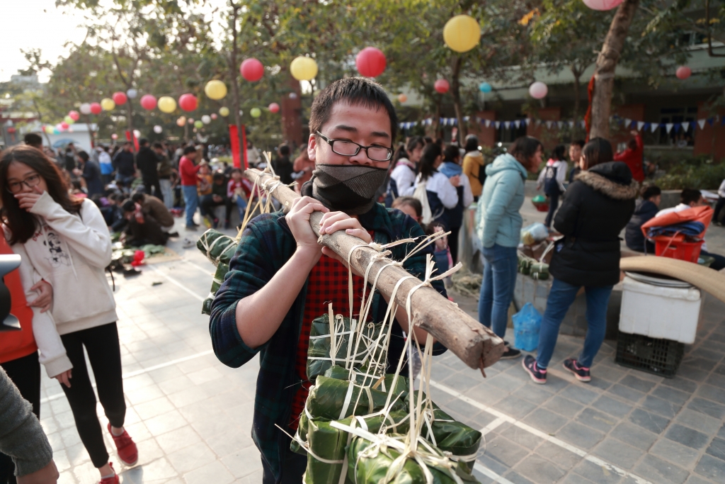 Học sinh trường Lương Thế Vinh gói hàng nghìn chiếc bánh chưng ngay ở sân trường hoc sinh truong luong the vinh goi hang nghin chiec banh chung ngay o san truong
