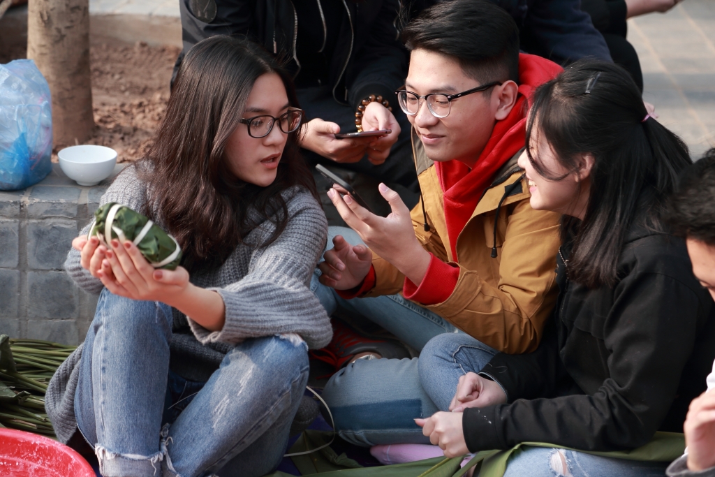 Học sinh trường Lương Thế Vinh gói hàng nghìn chiếc bánh chưng ngay ở sân trường hoc sinh truong luong the vinh goi hang nghin chiec banh chung ngay o san truong