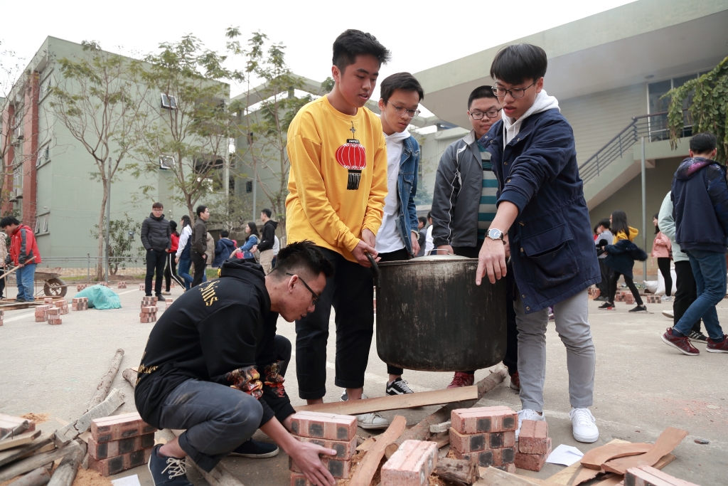 Học sinh trường Lương Thế Vinh gói hàng nghìn chiếc bánh chưng ngay ở sân trường hoc sinh truong luong the vinh goi hang nghin chiec banh chung ngay o san truong