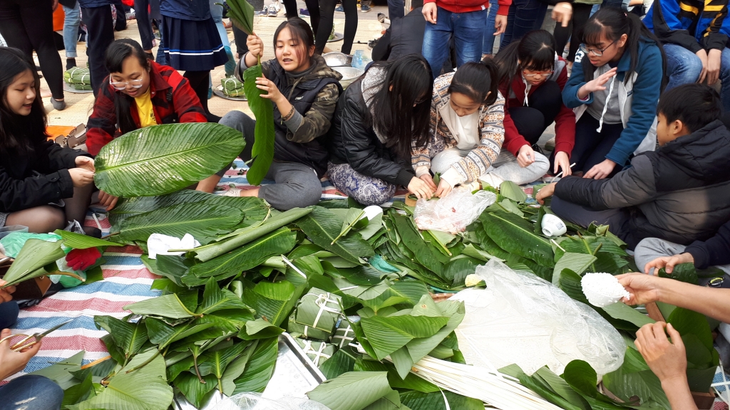 Học sinh trường Lương Thế Vinh gói hàng nghìn chiếc bánh chưng ngay ở sân trường hoc sinh truong luong the vinh goi hang nghin chiec banh chung ngay o san truong