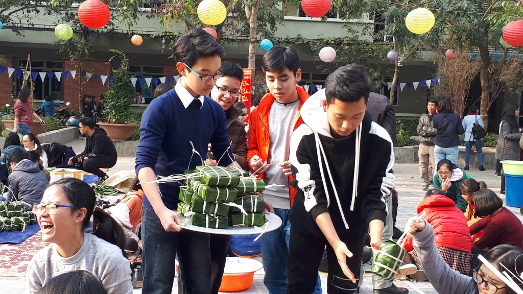 Học sinh trường Lương Thế Vinh gói hàng nghìn chiếc bánh chưng ngay ở sân trường hoc sinh truong luong the vinh goi hang nghin chiec banh chung ngay o san truong