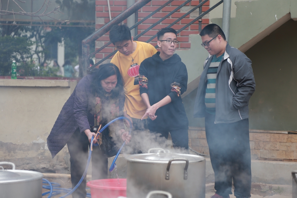 Học sinh trường Lương Thế Vinh gói hàng nghìn chiếc bánh chưng ngay ở sân trường hoc sinh truong luong the vinh goi hang nghin chiec banh chung ngay o san truong