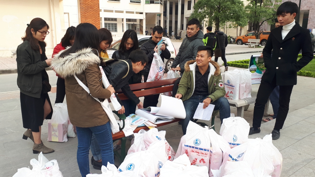 dh giao thong van tai tang 13000 suat qua cho sinh vien ve que an tet