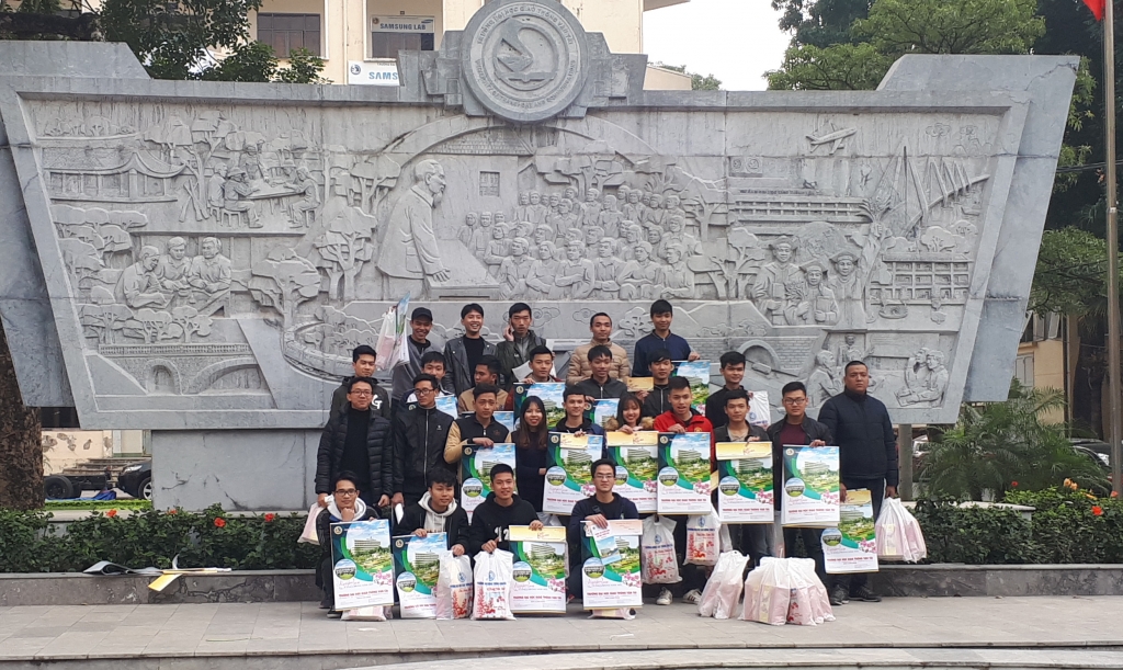 ĐH Giao thông vận tải tặng 13.000 suất quà cho sinh viên về quê ăn Tết dh giao thong van tai tang 13000 suat qua cho sinh vien ve que an tet