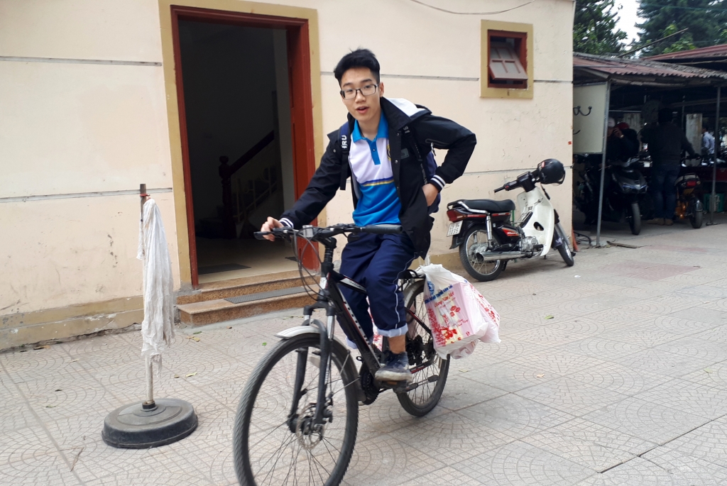 ĐH Giao thông vận tải tặng 13.000 suất quà cho sinh viên về quê ăn Tết dh giao thong van tai tang 13000 suat qua cho sinh vien ve que an tet