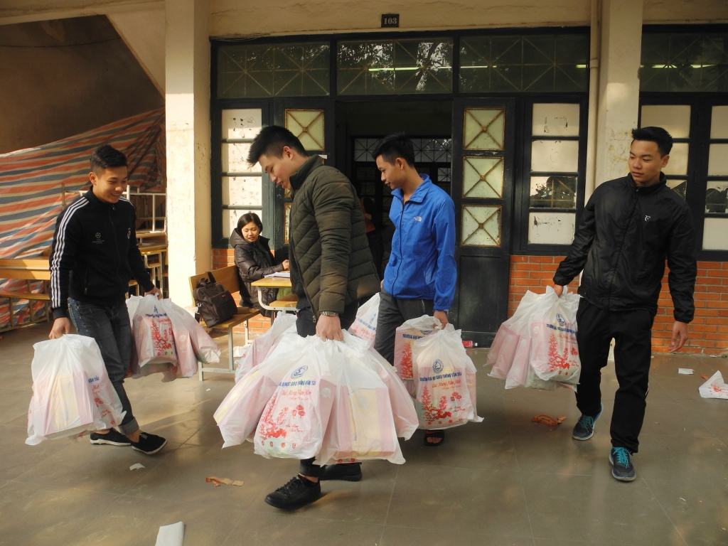 ĐH Giao thông vận tải tặng 13.000 suất quà cho sinh viên về quê ăn Tết dh giao thong van tai tang 13000 suat qua cho sinh vien ve que an tet
